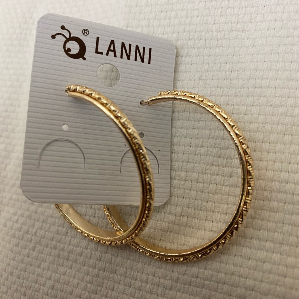 🔵4/$20 Lanni Gold Pierced Diamond Cut Hoops NWT